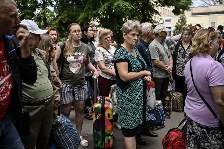 Inwoners van de Oost-Oekraïense stad Slovjansk wachten op evacuatie. Rusland boekte de afgelopen week terreinwinst in de Donbas en nam Europa in de tang met gas als chantagemiddel.  Beeld AFP
