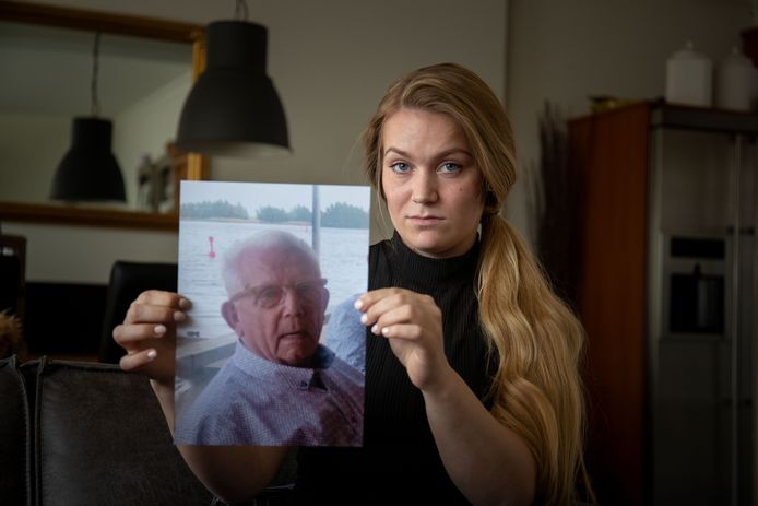 Irissa van den Belt uit Kampen met de foto van haar (sinds zondagmorgen) vermiste opa Dirk van den Belt (81).