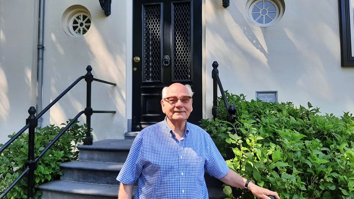 Thom van Rijckevorsel voor het historische landhuis op landgoed De Denneboom in Schijndel.