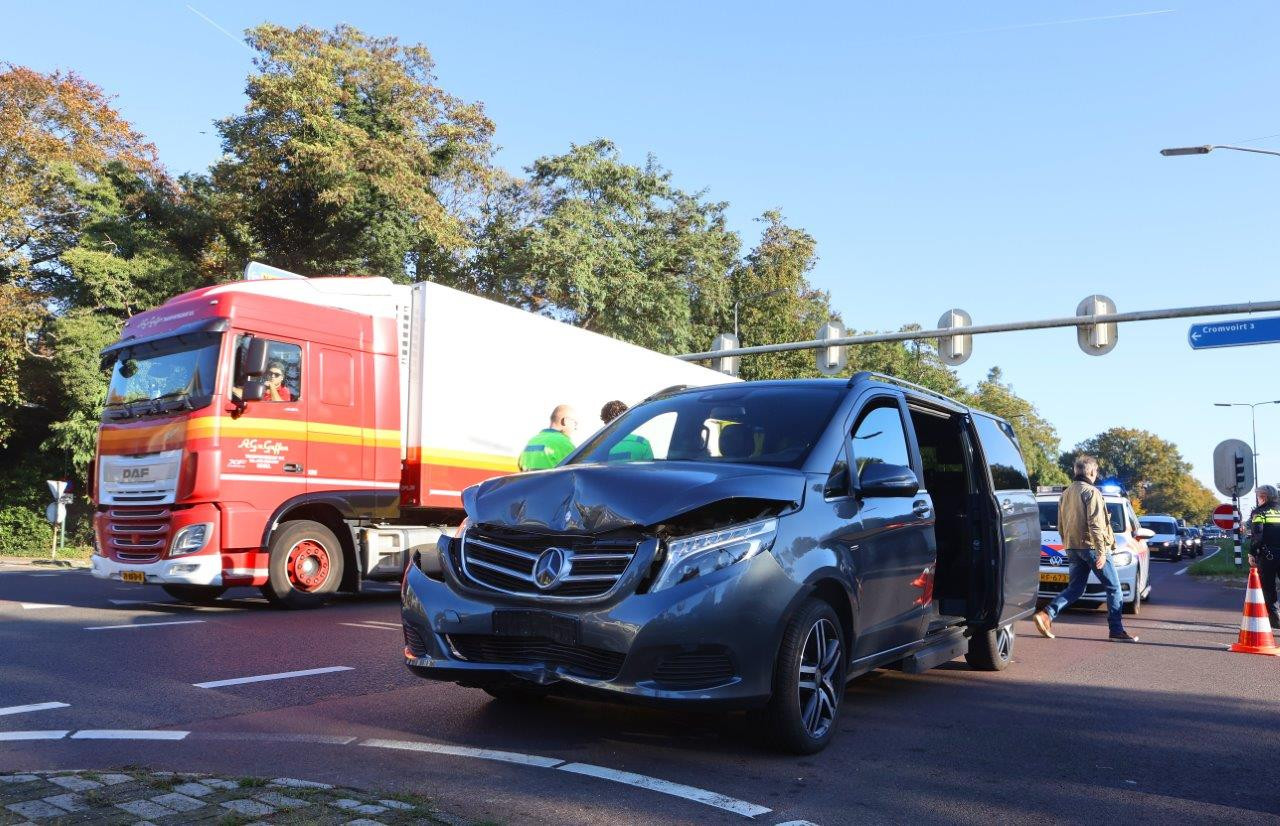 Auto rijdt tegen paal op de N65 bij Vught.