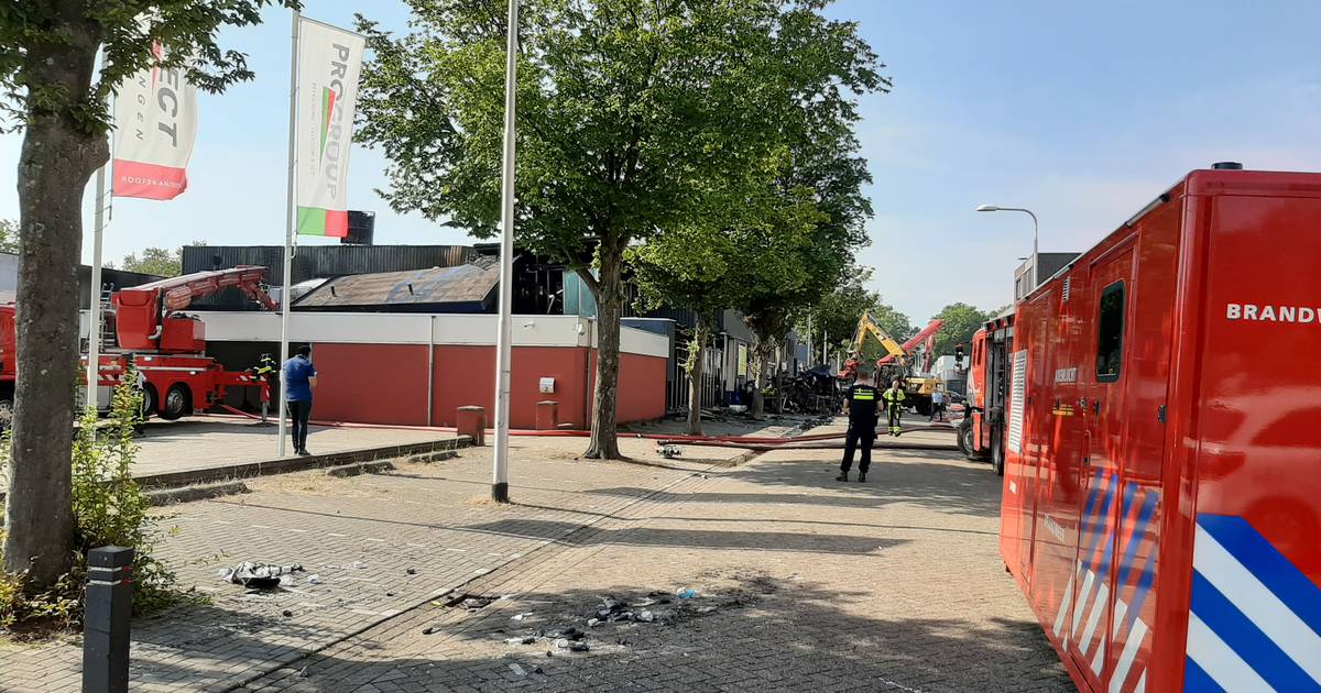 Versnellen trainer metalen Brandweer bedwingt vuur in Tilburgs bedrijfsverzamelgebouw: alleen water-  en rookschade bij buren | Tilburg e.o. | bd.nl