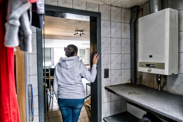 Door de gestegen levensduurte zetten veel Belgen hun leven in besparingsmodus. Beeld Tim Dirven