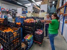Kinderen zorgen voor tassen met spullen voor Voedselbank Maassluis