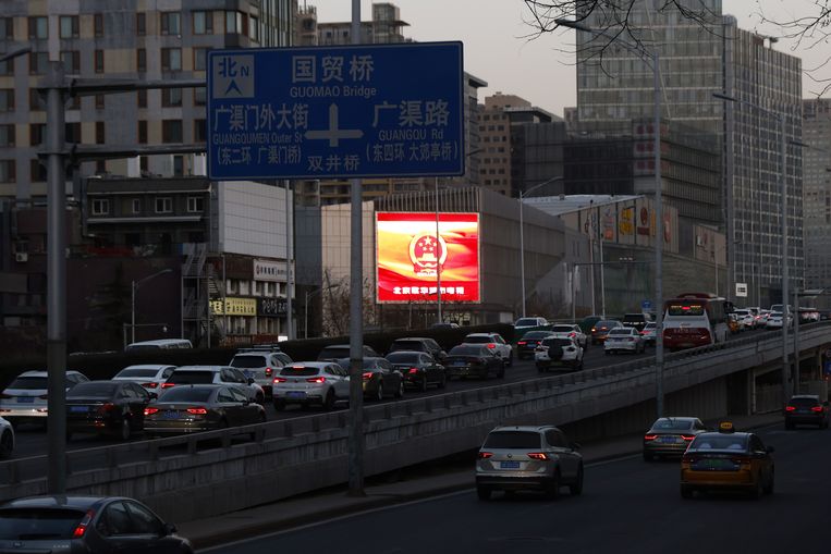 De Chinezen gingen maandag weer aan het werk en dus stond het verkeer op een van de ringwegen van Peking weer vast.  Beeld ANP / EPA