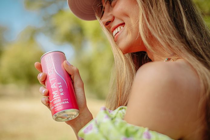 De Portugese wijnproducent Mateus brengt nu ook rosé in blikjes op de markt.