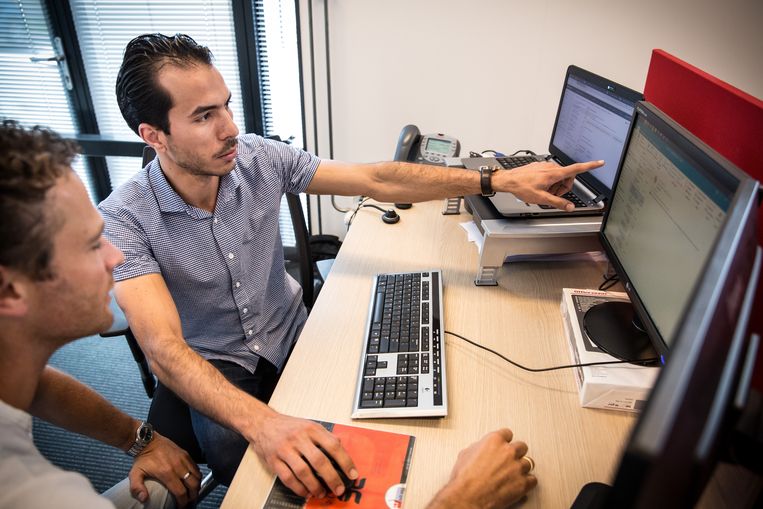 Muhannad Al Shatti aan het werk bij Colijn IT in Goes. Zeeland wil duizend openstaande vacatures invullen met vluchtelingen. Beeld Maikel Samuels