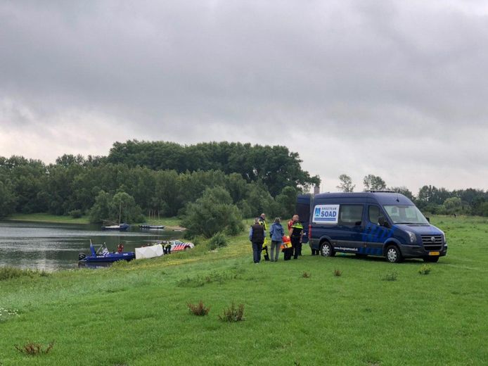 Een dregteam, een terreinwagen van de politie en minstens twee boten van de politie zijn aanwezig bij de vondst van het lichaam in de Valeplas bij Giesbeek.