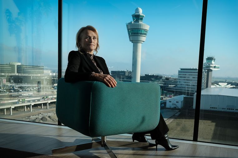 KLM-topvrouw Marjan Rintel op Schiphol. Beeld Daniel Rosenthal / de Volkskrant