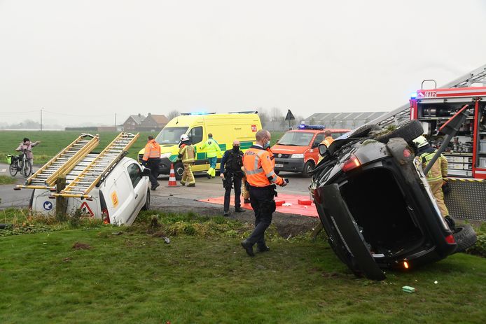 Het zware ongeval gebeurde op het landelijke kruispunt van de Amersveldestraat met de Grote Noordstraat in Hooglede.