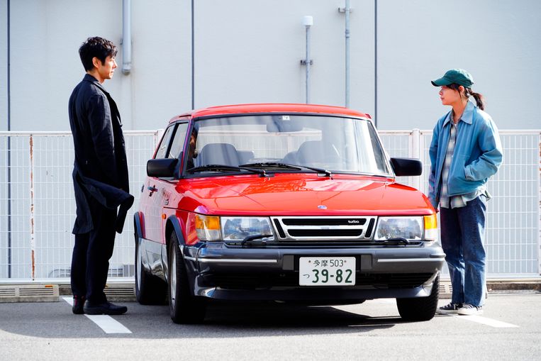 Hidetoshi Nishijima als theatermaker Yûsuke Kafuku en Tôko Miura als zijn chauffeur Misaki Watari in Drive My Car. Beeld 