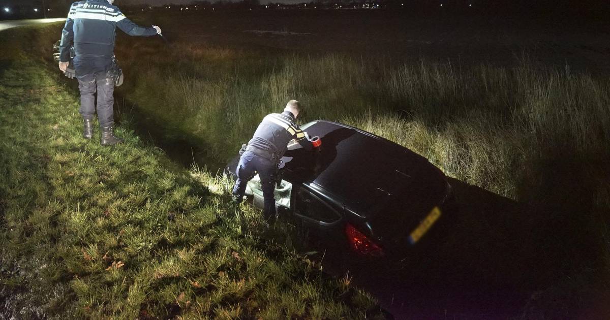 Auto belandt in sloot in Bergeijk, bestuurder neemt de benen Kempen