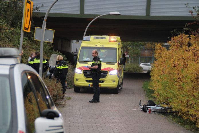 Bij een botsing van een scooter met een fiets in Lelystad is maandagmiddag een fietser gewond geraakt.