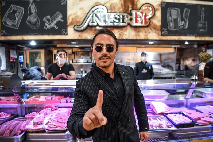 De jongeman ging in Dubai onder meer eten bij de bekende kok Salt Bae, waar je voor een steak al snel meer dan 500 euro betaalt.