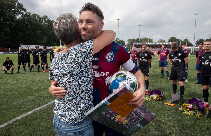 Een emotioneel afscheid voor Stephan Lamers, na een duel tussen het eerste van Hellendoorn en Team Lamers.