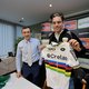 Wout van Aert en Eli Iserbyt showen morgen regenboogtrui