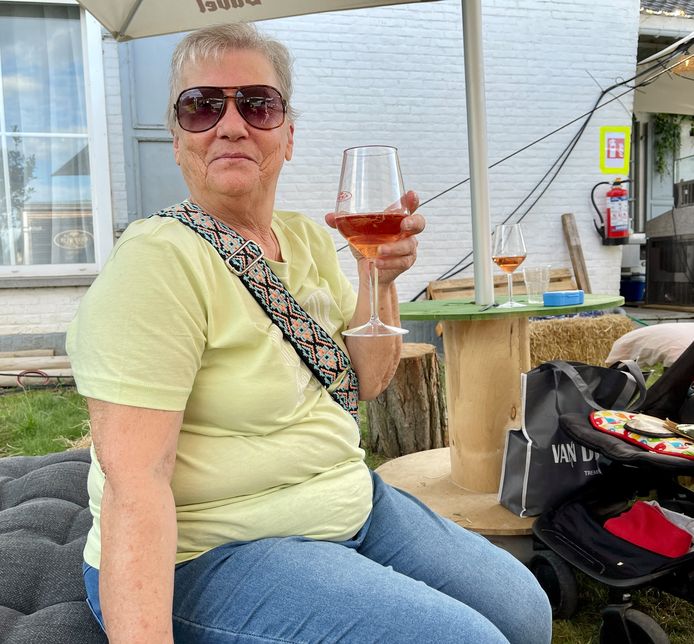 Jacqueline Vandenplas geniet alleen tijdens Rock Werchter van een glaasje wijn.