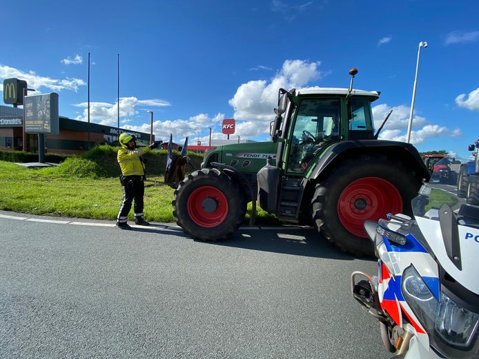 De motoragent houdt Thijs Wieggers onder schot, nadat die in zijn trekker is gestapt.