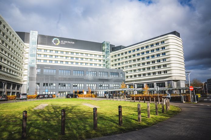 actie van dokters van het AZ Jan Palfijn ziekenhuis in de inkomhal, naar aanleiding van het onderzoek en schorsing omwille van euthanasie tegen dokter Jan Rodenbach