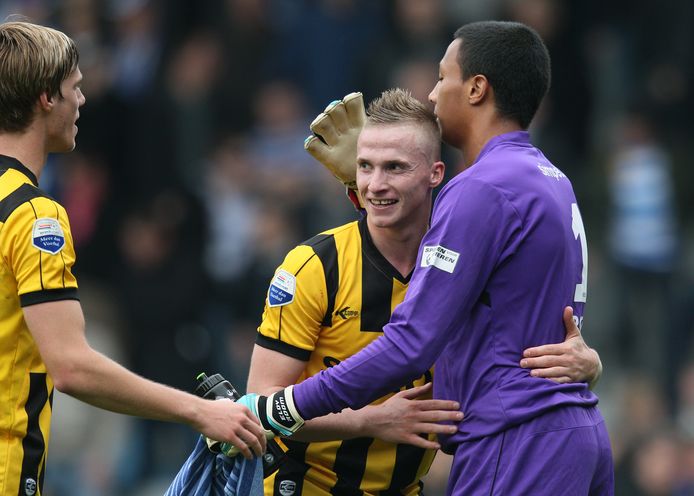 De Graafschap-doelverdediger Eloy Room krijgt een knuffel van Vitessespeler Alexander Büttner (midden). Archieffoto uit 2011