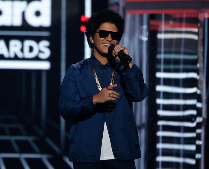 Een blije Bruno Mars wordt op het podium gevraagd. REUTERS/Mario Anzuoni
