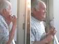 Het ontroerende verhaal van man met alzheimer die denkt dat dagelijks applaus vanop balkons voor hem is en zijn mondharmonica