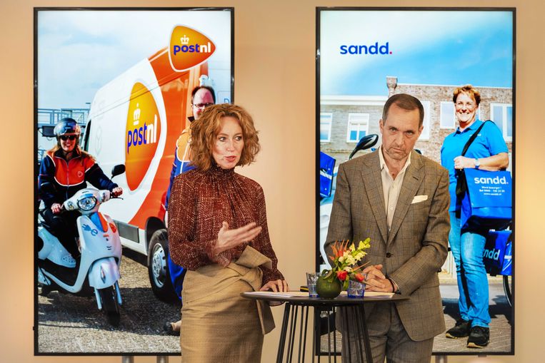 Herna Verhagen, ceo van PostNL en Ronald van de Laar, directeur van Sandd Holding geven in 2019 een toelichting op de voorgenomen samenvoeging van de postnetwerken. Beeld ANP, Evert Elzinga