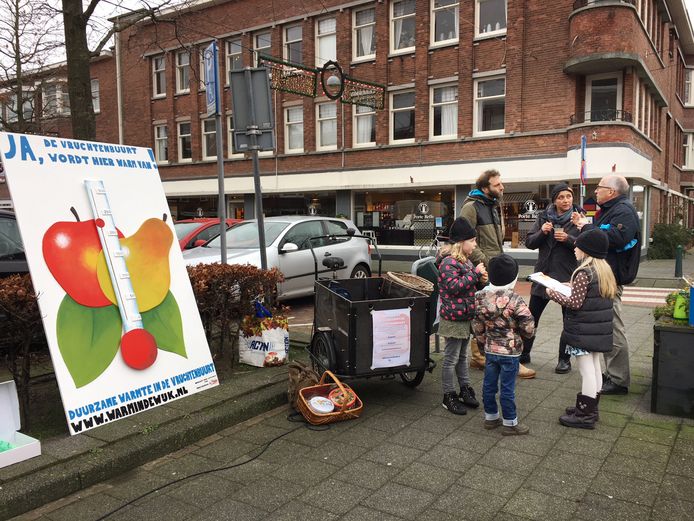 Mirella van der Heide (midden) praat met bewoners van de Vruchtenbuurt over de noodzaak om woningen te verduurzamen.