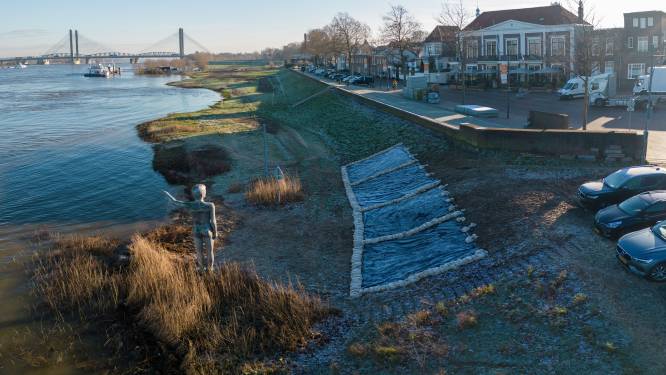 Beschadigde dijk langs de Waal toch opgelapt na ‘De hel van Zaltbommel’