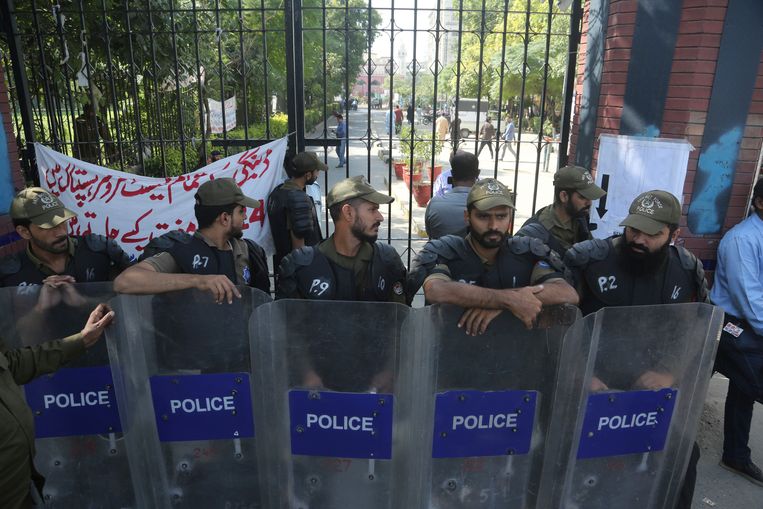 Politiemensen bij een ziekenhuis in de Pakistaanse stad Lahore. Oud-premier Nawaz Sharif, die vastzit op beschuldiging van corruptie, is vanwege gezondheidsklachten vanuit de gevangenis overgebracht naar dit hospitaal, Beeld AP