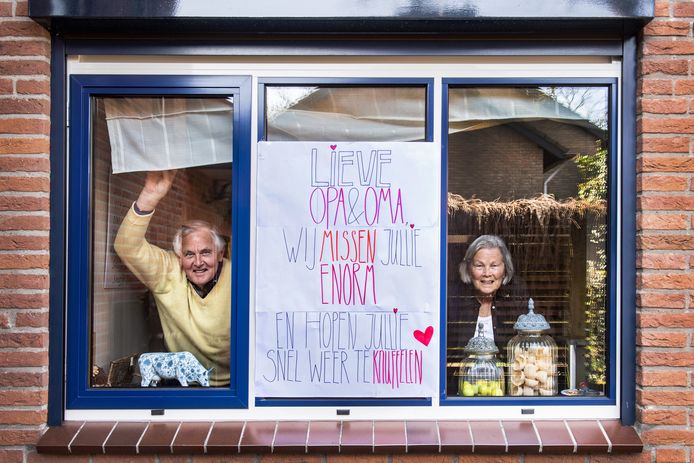 Frits en Gonny Gremmen met de poster van kleindochter Roos.