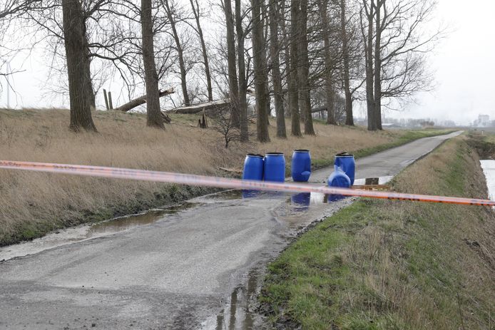 In Woensdrecht zijn vijf gedumpte vaten gevonden. De vaten staan op de kruising van de Hoogerwerf met de Martinushoeveweg.