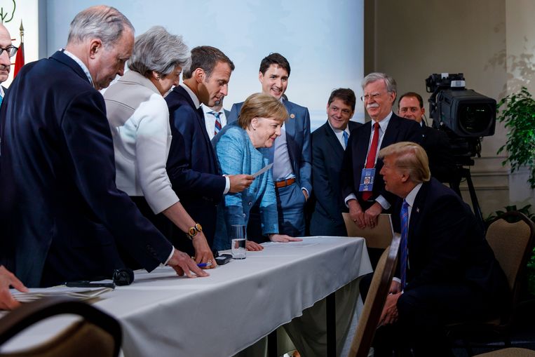 Justin Trudeau, Theresa May, Emmanuel Macron, Angela Merkel en Donald Trump tijdens de G7-top in Quebec, Canada. Beeld REUTERS