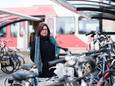 Petra Borsboom bij de fietsenstalling in Winterswijk, op de plek waar haar e-bike tien dagen geleden is gestolen.