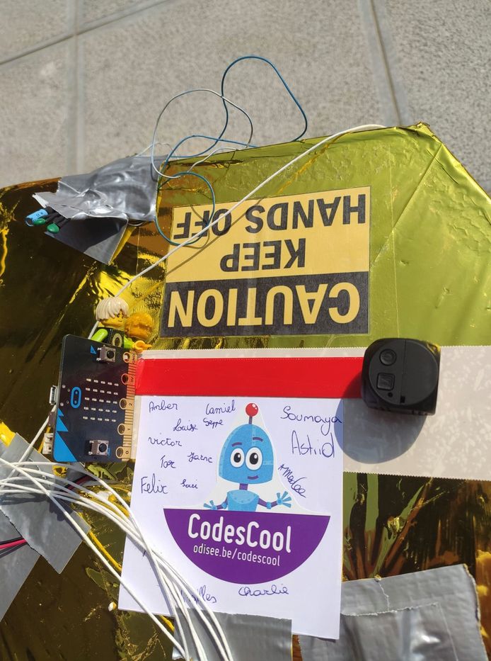Leerlingen van het 5e en het 6e leerjaar van het Sint-jozefscollege Capucienen, met ondersteuning van het CodesCool-project van Odisee-Aalst, lanceerden vandaag hun zelfbedacht experiment naar de ruimte.