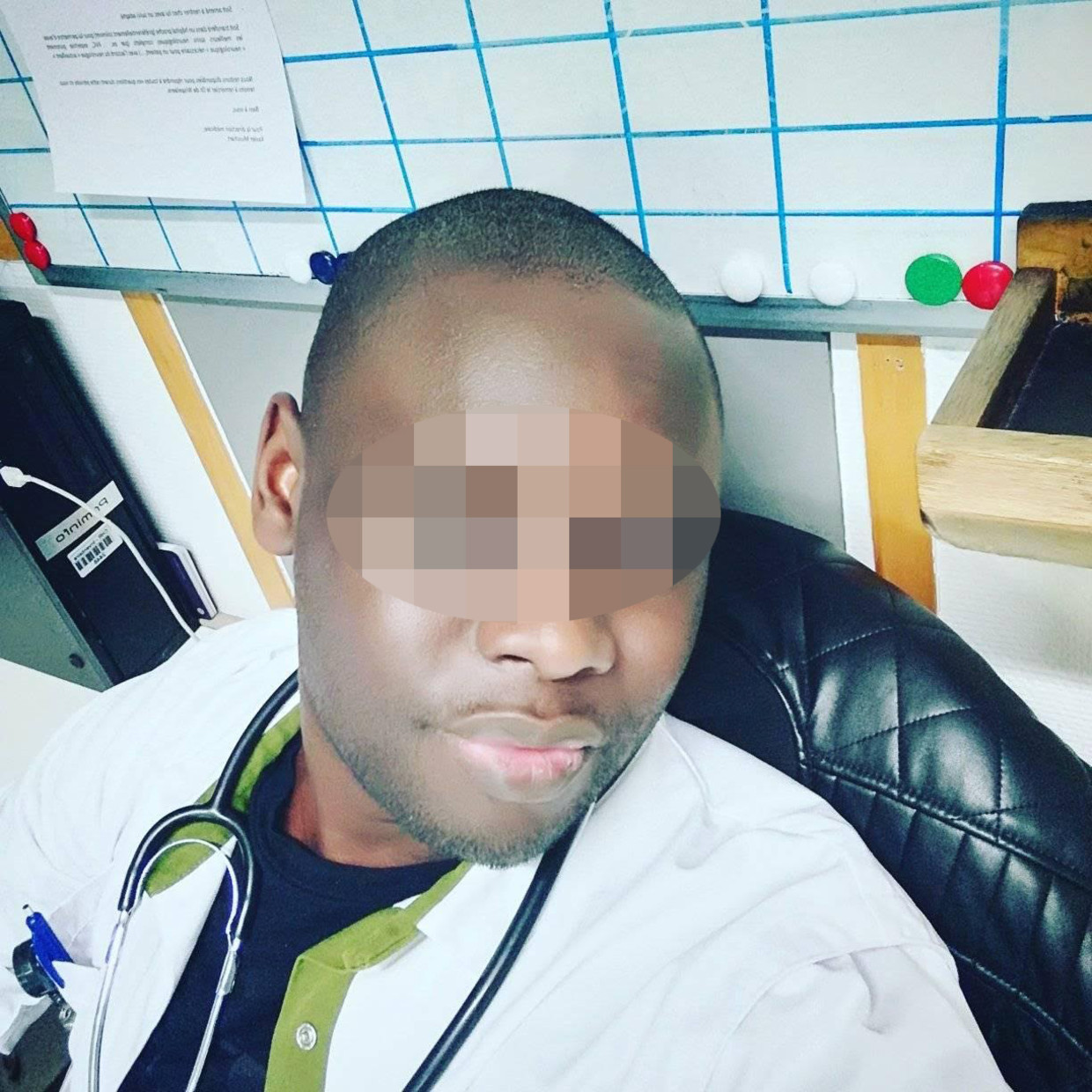 Mouhamadou D., de Luikse spoedarts die vermoedelijk duizenden Belgen een vals Covid Safe Ticket bezorgde. Beeld RV