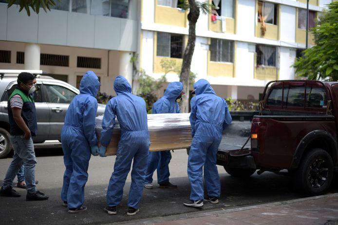 Een doodskist wordt op een pik-uptruck geladen in Guayaquil