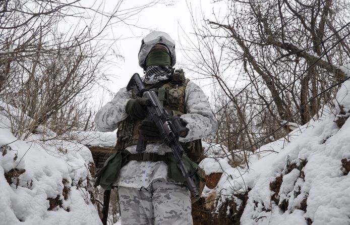 Un soldat ukrainien sur la ligne de front à l'est de l'Ukraine.