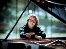 Pianist Hannes Minnaar kruipt voor één keer achter orgel in Grote Kerk Breda