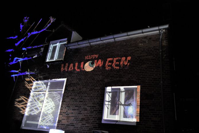 Projecties tijdens Halloween op een woning aan de Joan Beukerweg in Renkum.