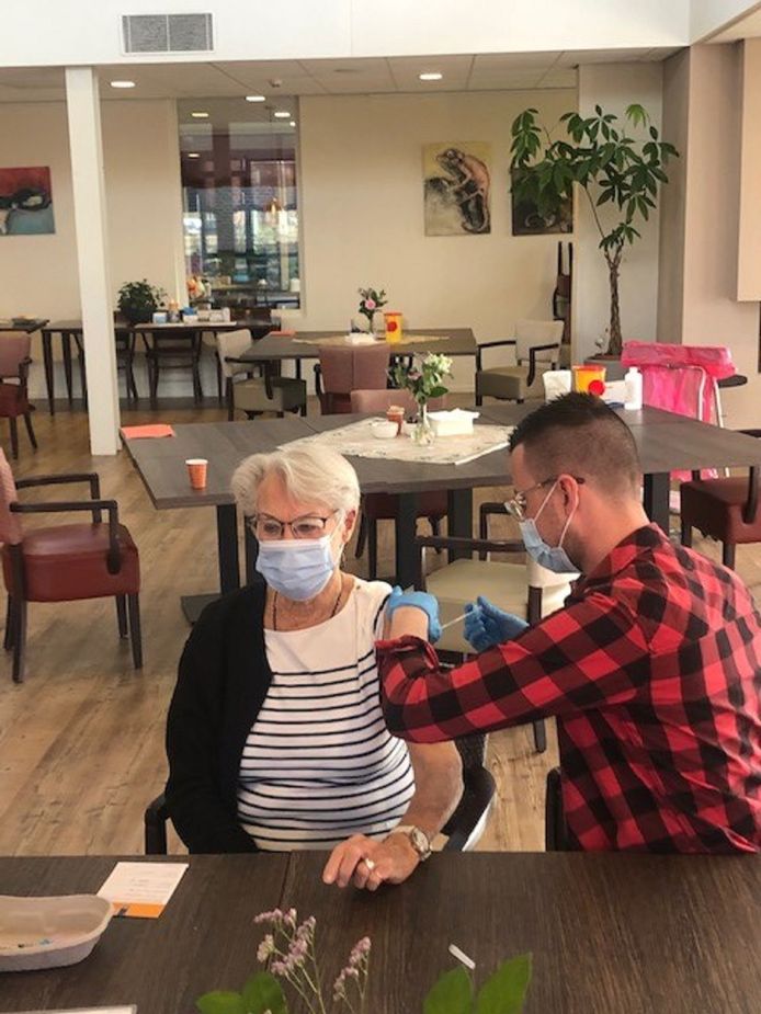vaccineert alle ouderen in één keer ‘Je kunt deze mensen niet naar Houten