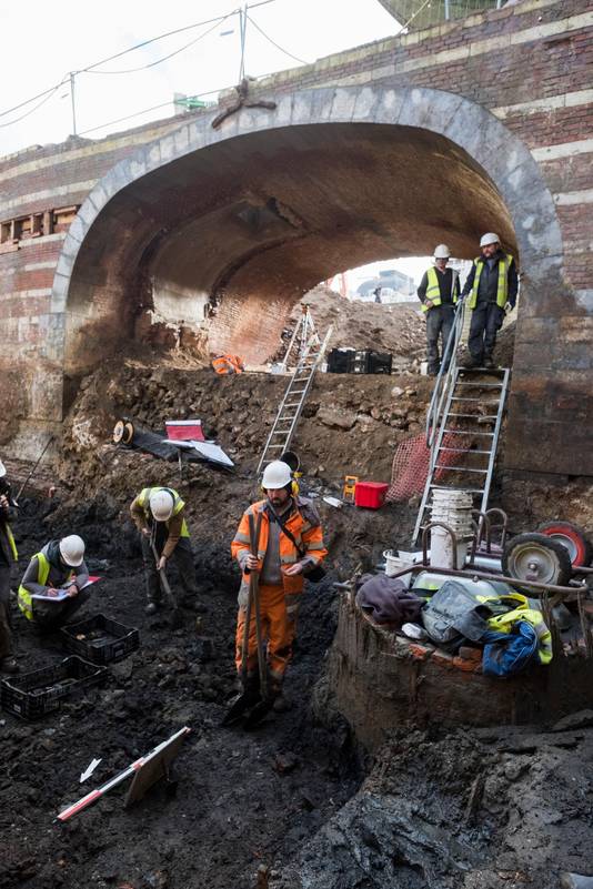 De 'Kipdorpbrug', die dateert uit de zestiende eeuw, is negentig meter lang en zeven meter breed.