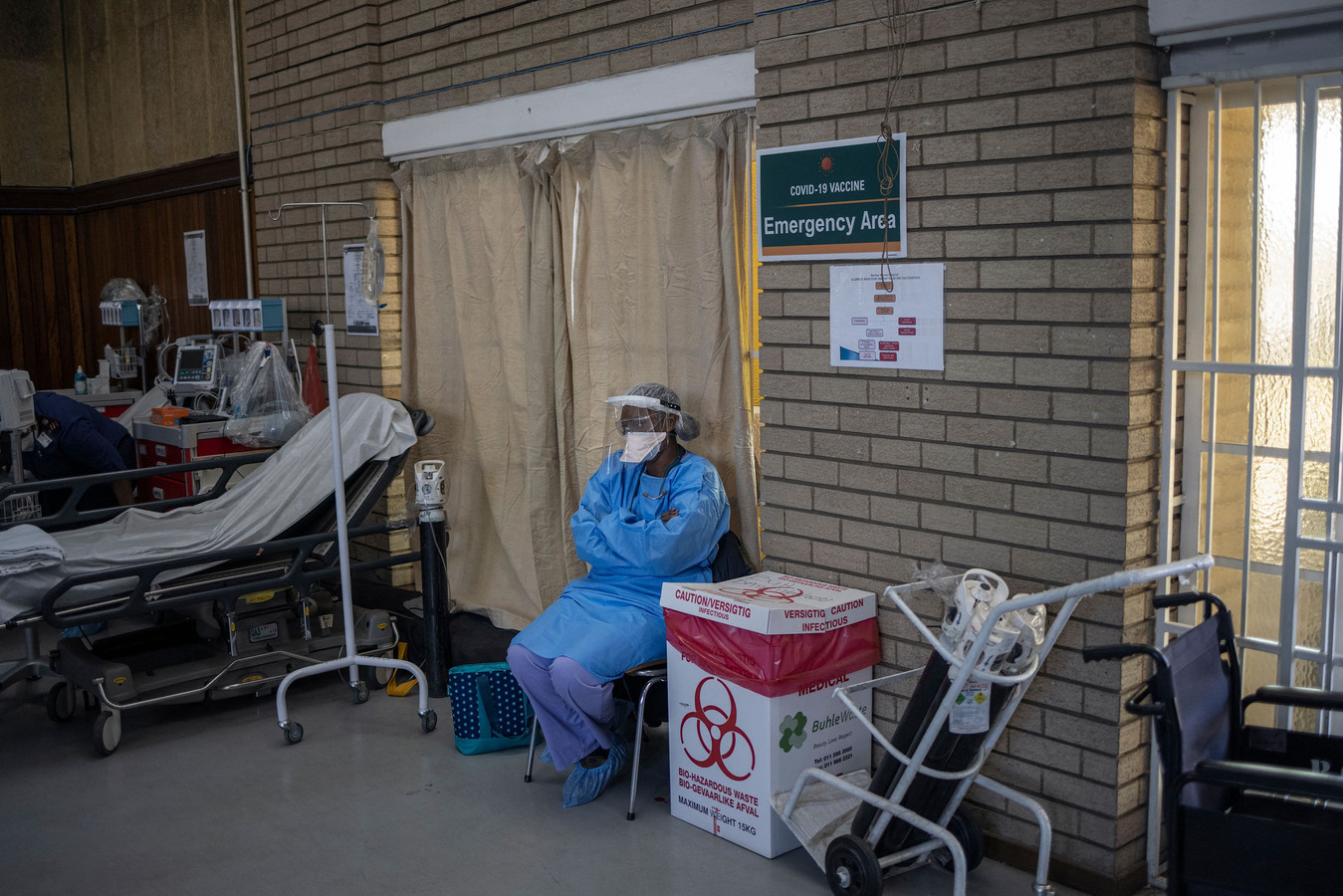 Een zorgmedewerker kijkt naar de hal waar mensen worden gevaccineerd met Pfizer-vaccins in het Bertha Gxowa-ziekenhuis in het Zuid-Afrikaanse Germiston,