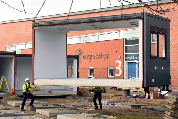 Vandaag en morgen wordt vijftig noodunits geplaatst op het schoolplein van de Margrietschool aan de Alpenstraat in Woerden.