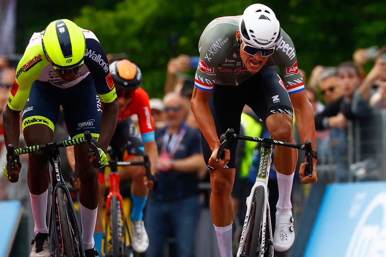 Van der Boel ha vinto la prima tappa del Giro d’Italia e ha preso la rosa