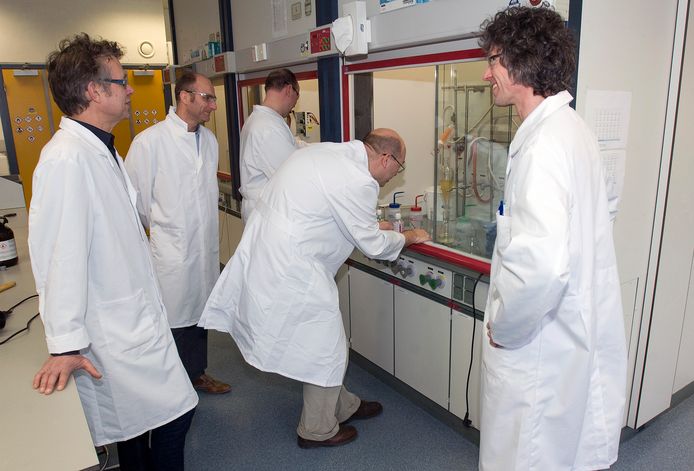Medewerkers van Acerta Pharma Oss bekijken resultaten van laboratoriumonderzoek in de panden van de Osse campus Pivot Park.