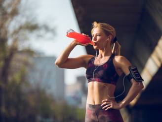 Welke sportdrankjes en -gels kan je het beste drinken tijdens het lopen? Voedingsdeskundige geeft advies