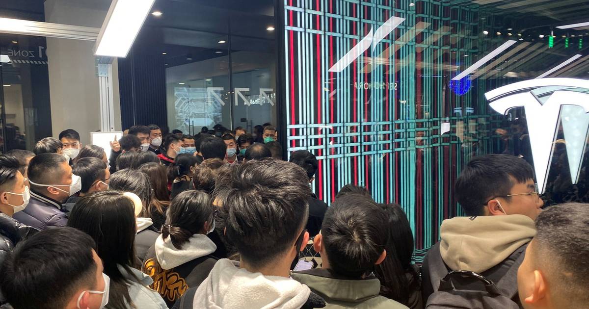 a look.  Hundreds of Chinese Tesla drivers protest in showrooms over price cuts |  Abroad