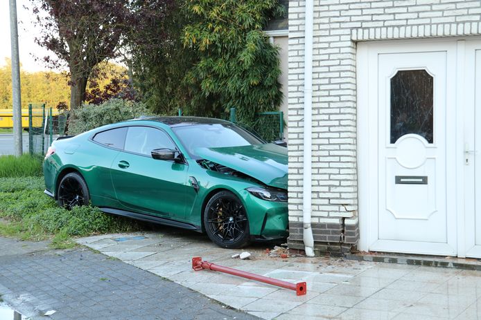 De wagen raakte zwaar beschadigd door het ongeval.