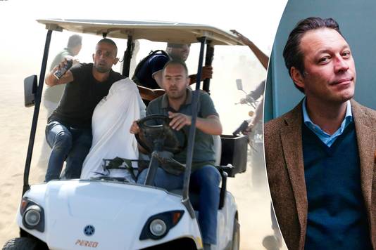 Links: Strijders van Hamas brengen een ontvoerde Israëli naar Gaza. Rechts: professor Koert Debeuf.