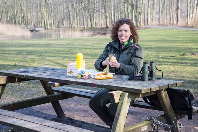 Boswachter Jenny van Leeuwen luncht aan een picknicktafel in het Haagse Bos.